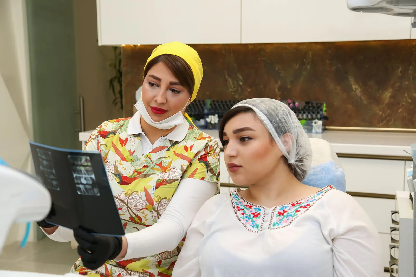 فضای مشاوره برای توضیح روش ثبت دندان پیش از ساخت روکش